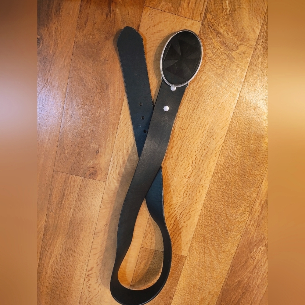 W. black leather cross buckle belt